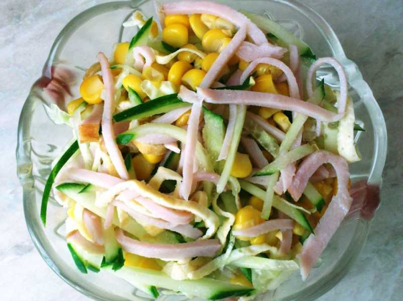 салат с огурцами, кукурузой и ветчиной.