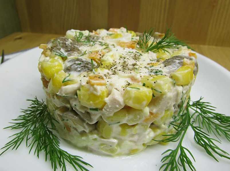 салата из кукурузы консервированной и шампиньонов «Екатерина».