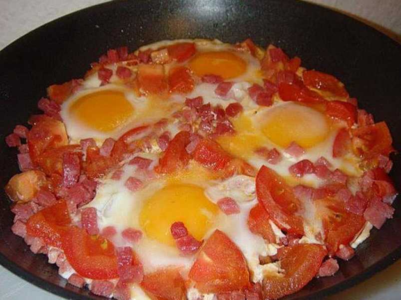 рецепт яичницы с помидорами. 