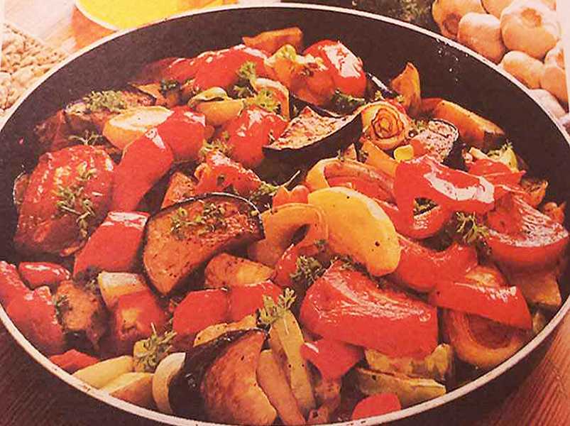 рататуй из баклажан с цуккини и соусом.
