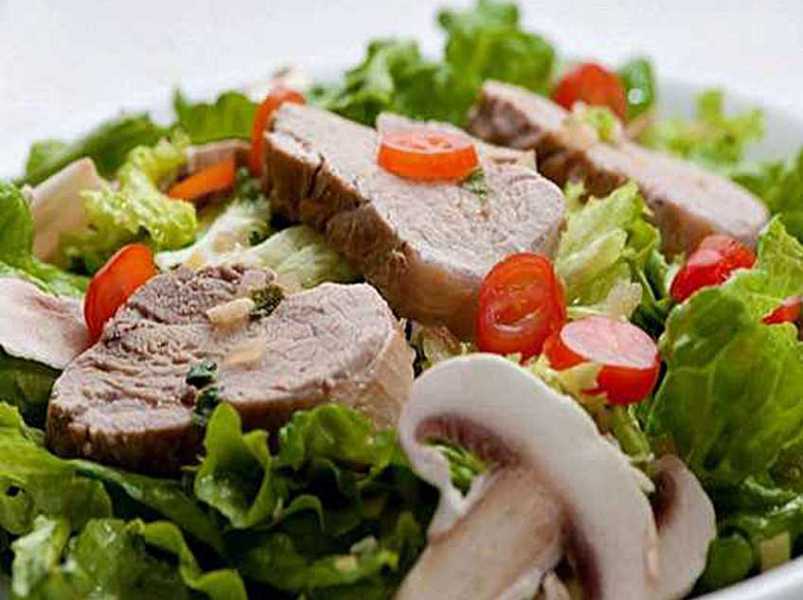 салат со свининой и солеными огурцами.
