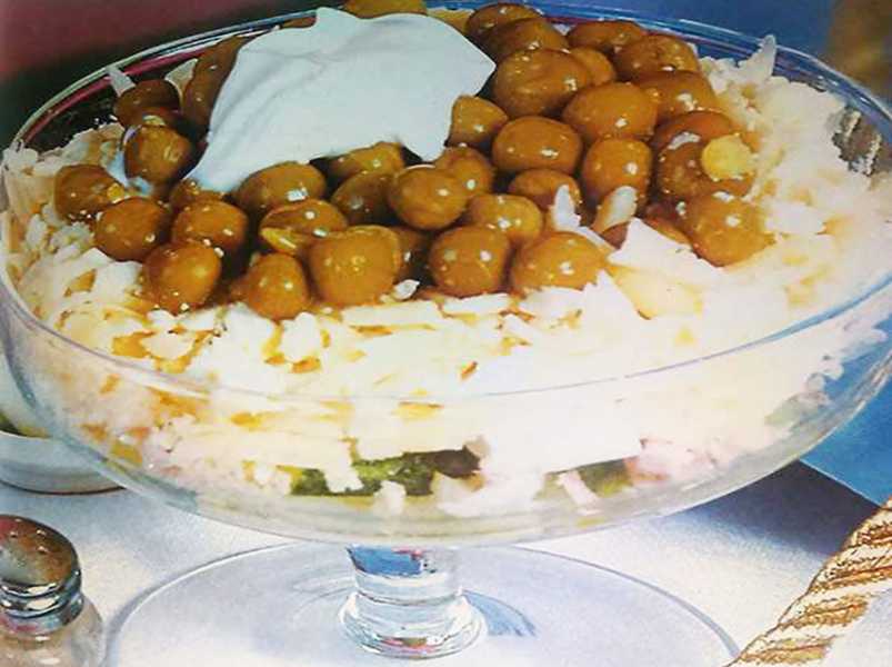 салат с курицей, огурцами, яйцами, чесноком и сыром.