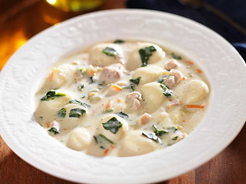 суп молочный с картофельными клёцками.