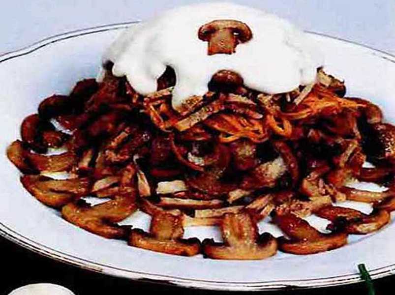 салат со свининой, грибами и морковью.
