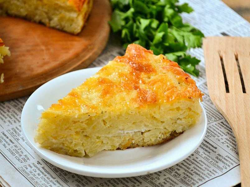 картофельная запеканка с тушеным луком.