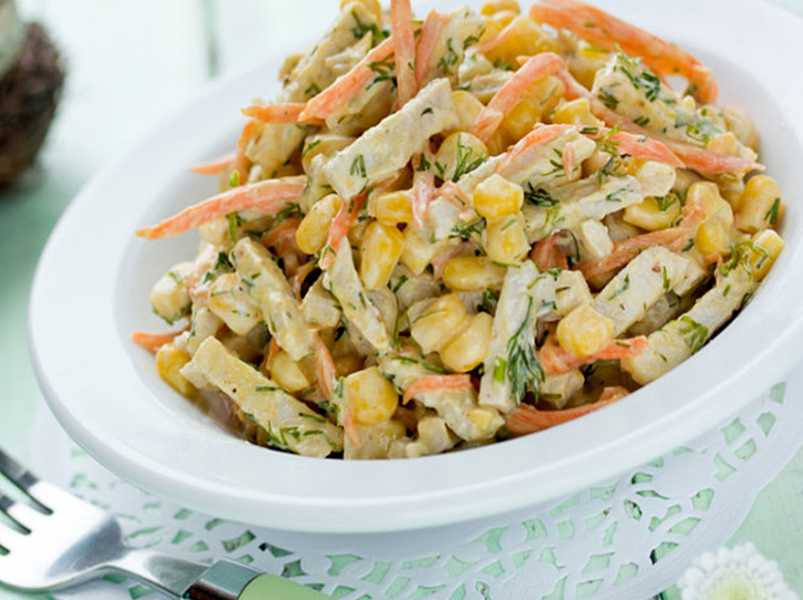 салат с куриной грудкой и курагой.