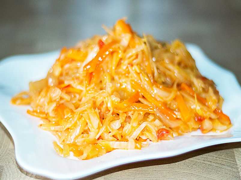 капуста тушеная белокочанная.