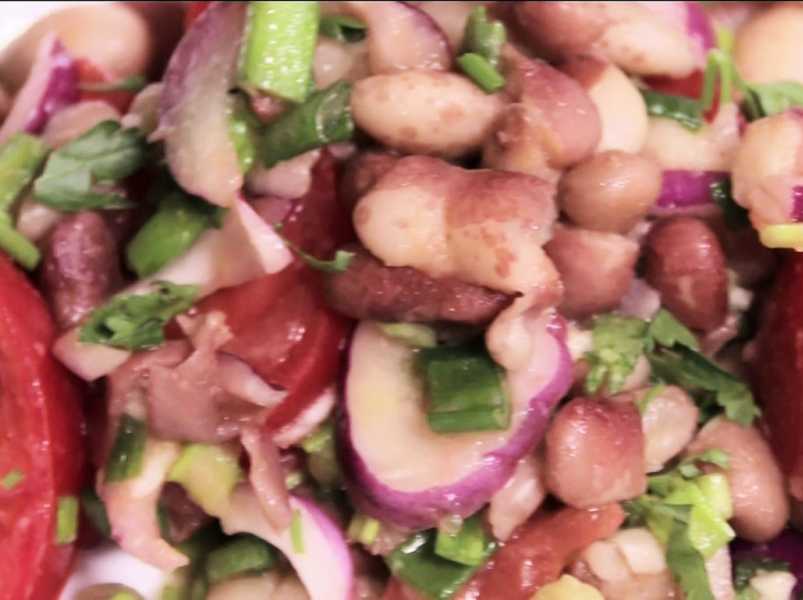 Салат с фасолью, помидорами и зелёным луком, п/о.