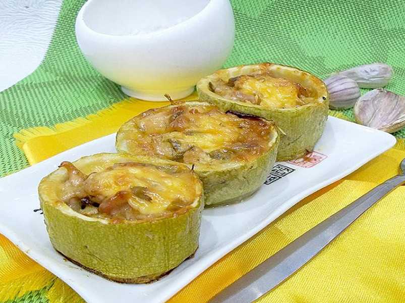 кабачки фаршированные фаршем и гречкой.