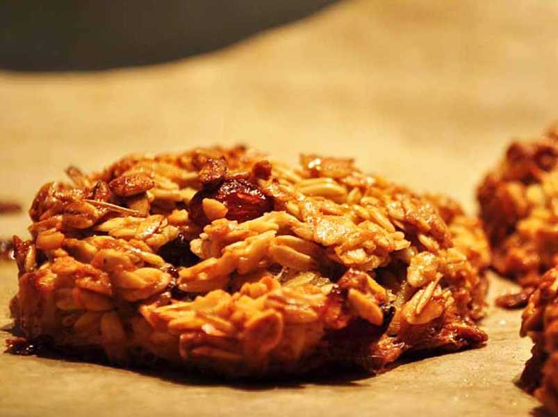 печенье из овсяной крупы с изюмом.