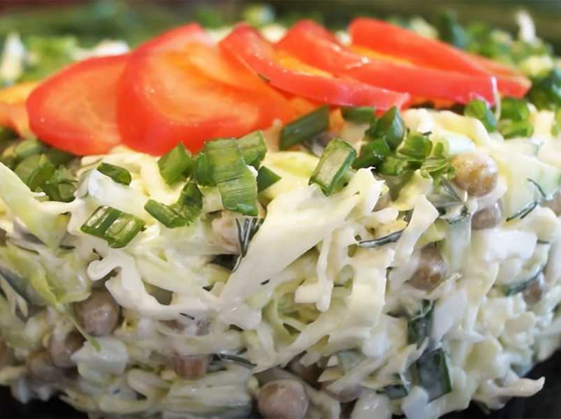 салат из капусты, яиц и горошка, п/о..