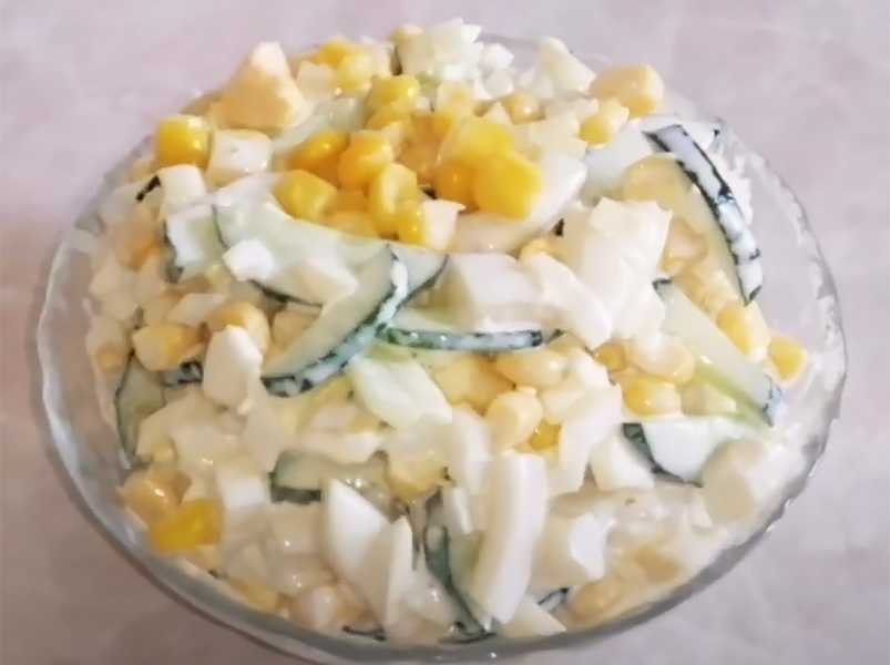 салат из капусты, кальмаров, кукурузы и огурцов, п/о..