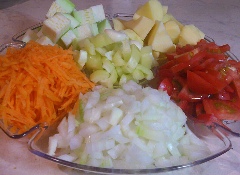 лечо из перца, помидор, баклажан и репчатого лука.