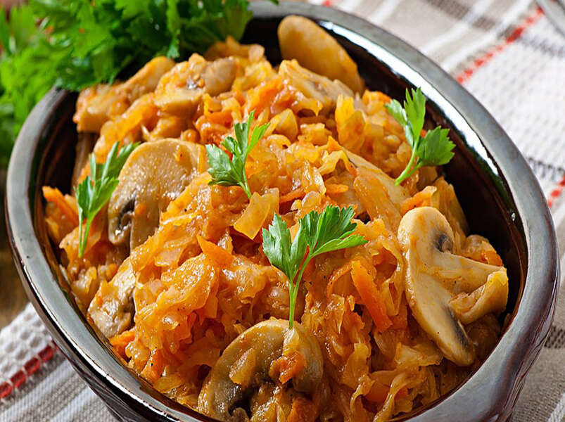 капуста, тушенная с грибами и фасолью.