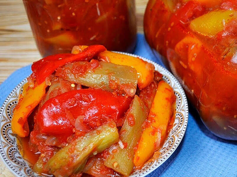 лечо с болгарским перцем, помидорами и чесноком.