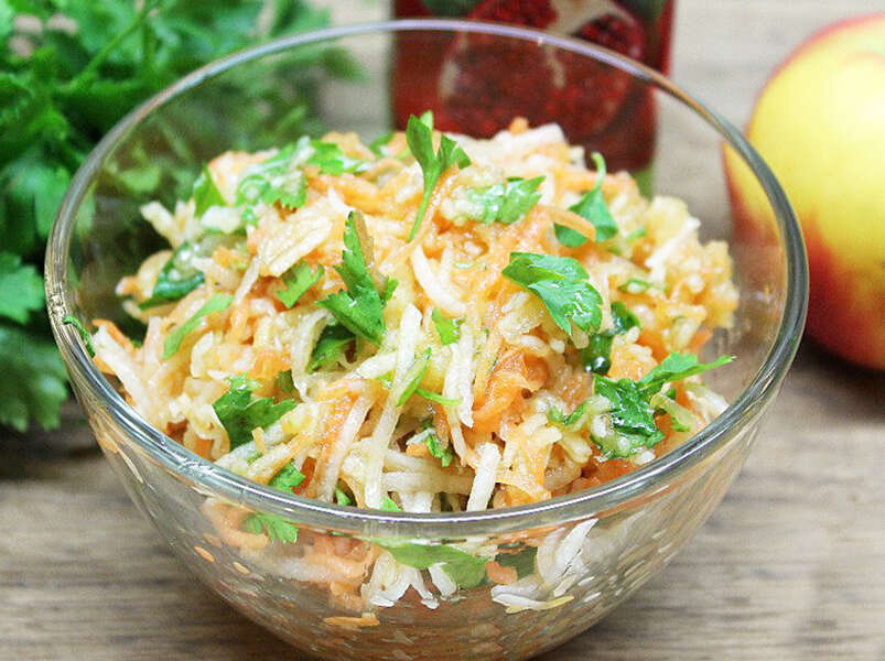 cалат  из капусты белокочанной, моркови и сельдерея.
