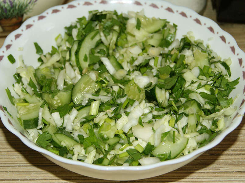 cалат из капусты белокочанной и соленых огурцов.