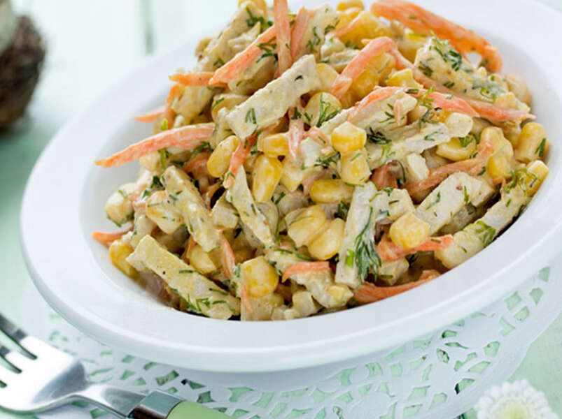 салат с куриной грудкой и курагой.