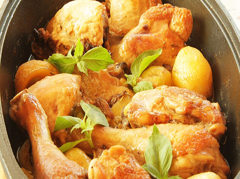 курица с картофелем, луком в майонезе.