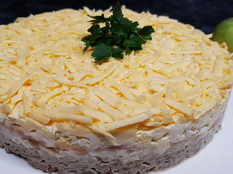 салат с ветчиной, яблоком и сыром Маэстро.