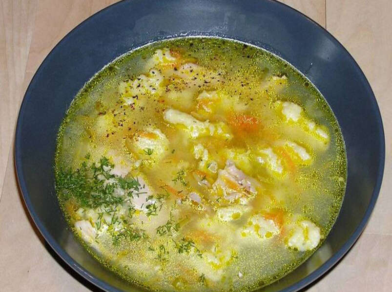 бульон куриный с картофельными клёцками.