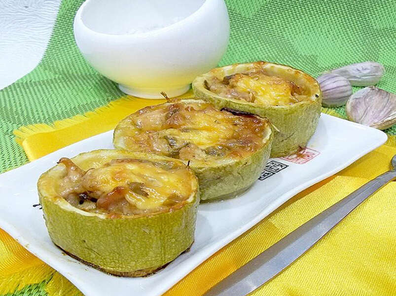 кабачки фаршированные фаршем и гречкой.