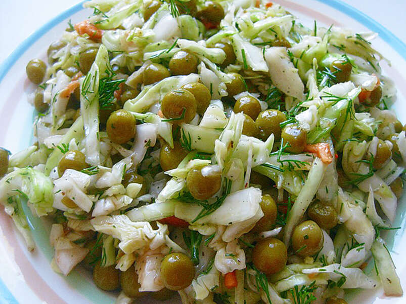 салат из капусты, огурца и горошка.