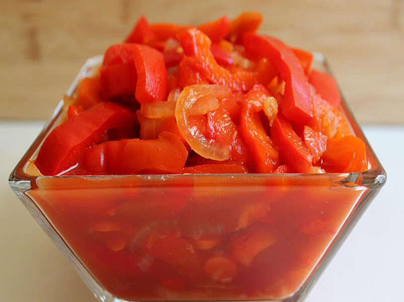 лечо с болгарским перцем, кабачками и помидорами.