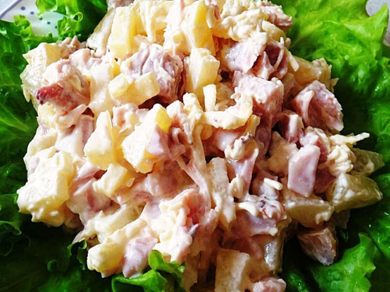 cалат с краковской колбасой и ананасом.