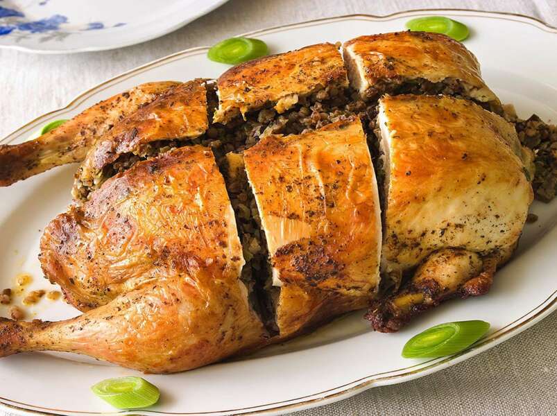 курица фаршированная печенью и орехами.