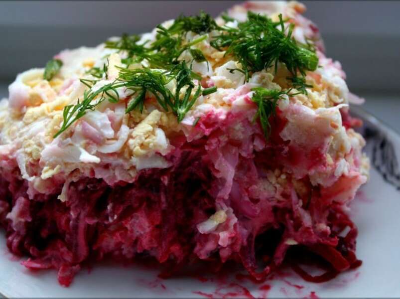 сельдь (селедка) под шубой с мясом.