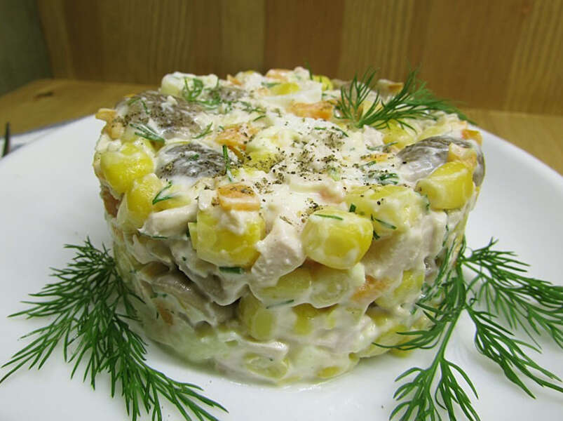 салата из кукурузы консервированной и шампиньонов «Екатерина».