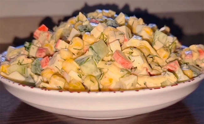 cалат с крабовыми палочками, кукурузой, огурцом и яйцом. п/о.