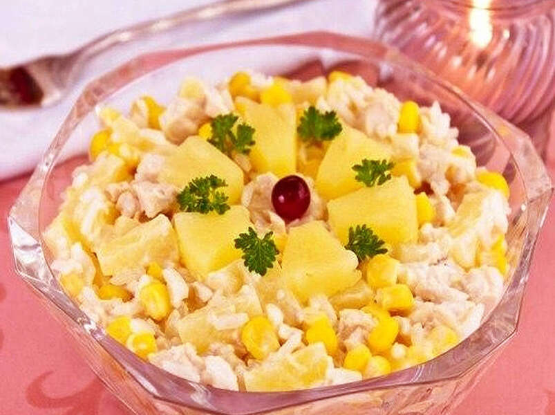 cалата с ветчиной, рисом и ананасом.