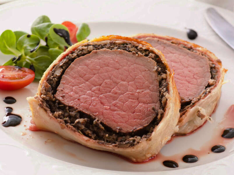 говядина в духовке с грибами в слоёном тесте.