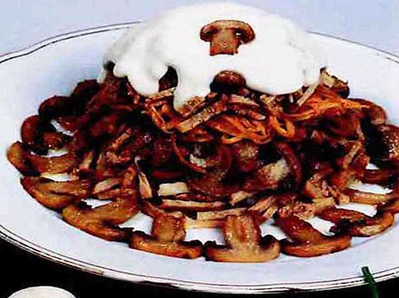 салат со свининой, грибами и морковью.