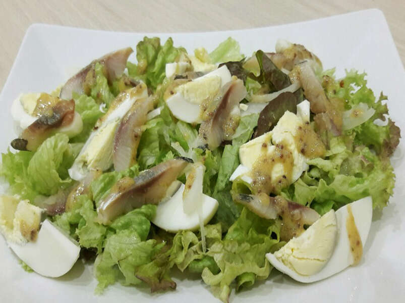 салат из сельди, помидор и яиц.