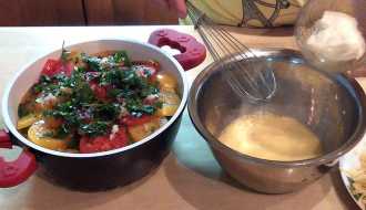 добавляем к яйцам майонез