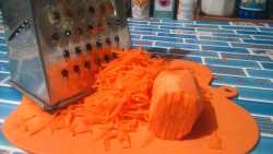 натераем морковь для гречневого супа