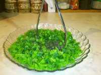 переталкиваем зелень для окрошки на майонезе