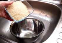 выкладываем рис в миску