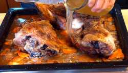 добавляем бульон в противень