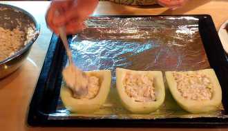 выкладываем и начиняем лодочки начинкой