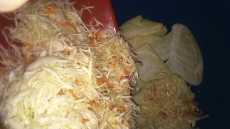 высыпаем в бочку капусту из тазика