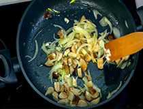 добавляем грибы к луку