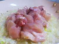 обжариваем мясо для каши гречневой с куриной грудкой