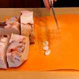 нарезаем зубчик чеснока на 3 пластика