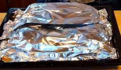 заправляем фольгу внутрь противня