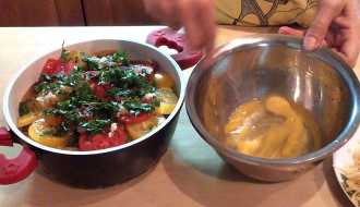 в миску выкладываем яйца