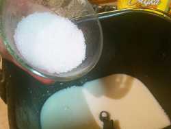 добавляем сахар для баурсаков